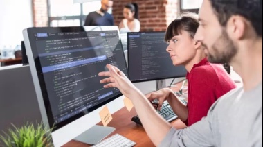 Los salarios en la industria del software le ganaron a la inflación y al dólar: cuánto cobran los profesionales del sector
