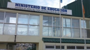 "Escuelas a la deriva": Padres y docentes exigen soluciones a Gobierno por suspensión de clases
